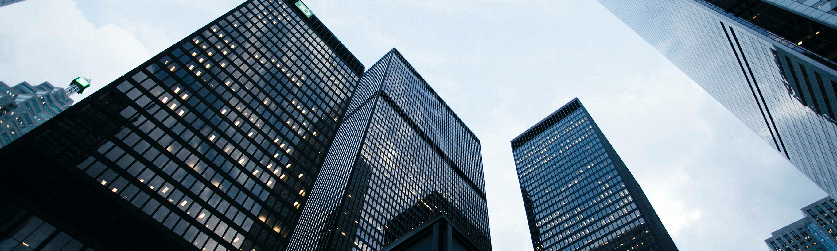 室内で円陣を組むスタッフの写真