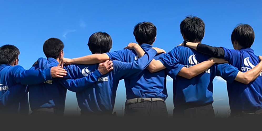 肩を組むスタッフの写真