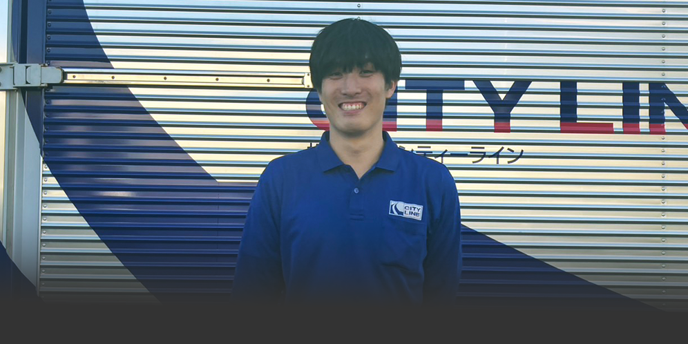 伝票記入を行うスタッフの写真