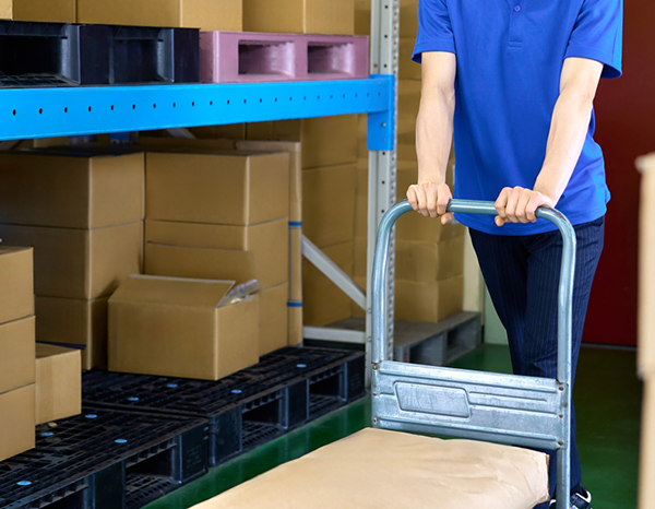 入荷を一本化して人件費削減を検討している倉庫の様子