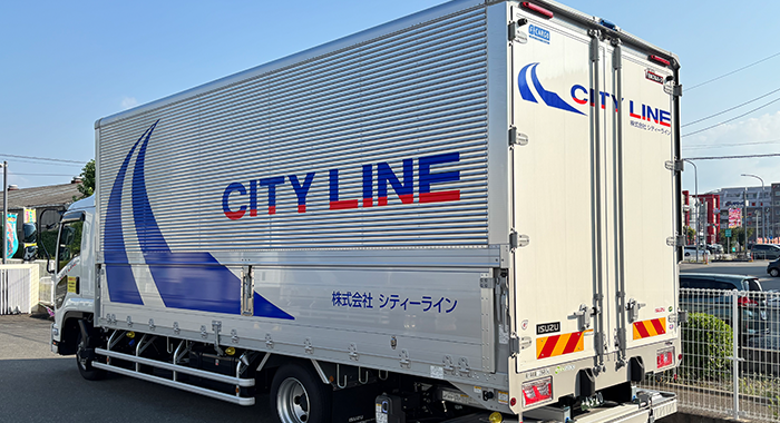 シティーラインの大型トラックが荷物を運搬している様子