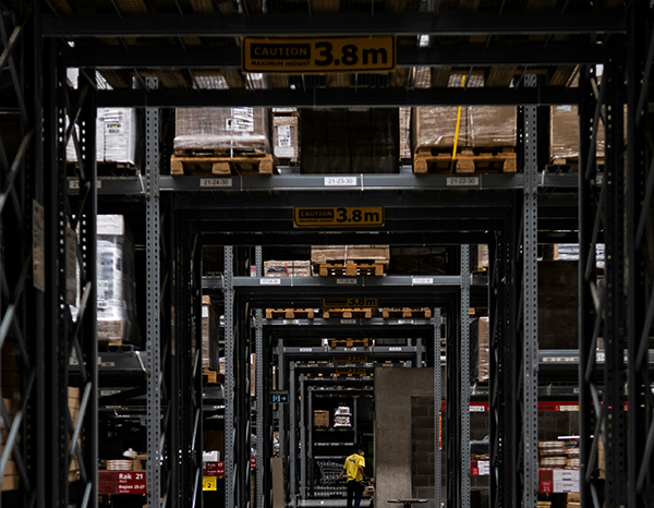 綺麗に整頓されている倉庫の写真