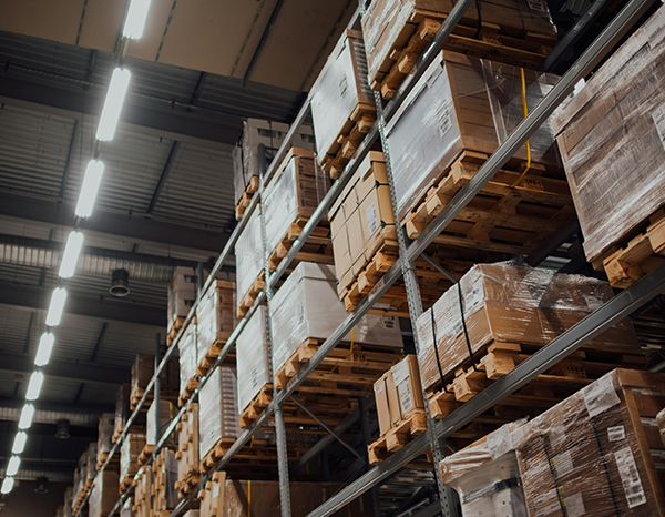 綺麗に整頓されている倉庫の写真