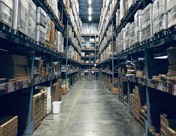 綺麗に整頓されている倉庫の写真