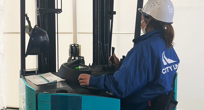 フォークリフトを操作し入荷作業を行う作業員