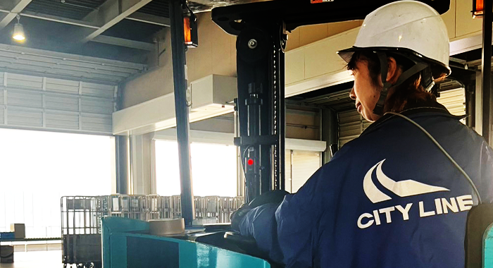 倉庫内で在庫管理を行うスタッフの様子