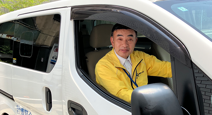 患者送迎サービスで車両を運転するスタッフ