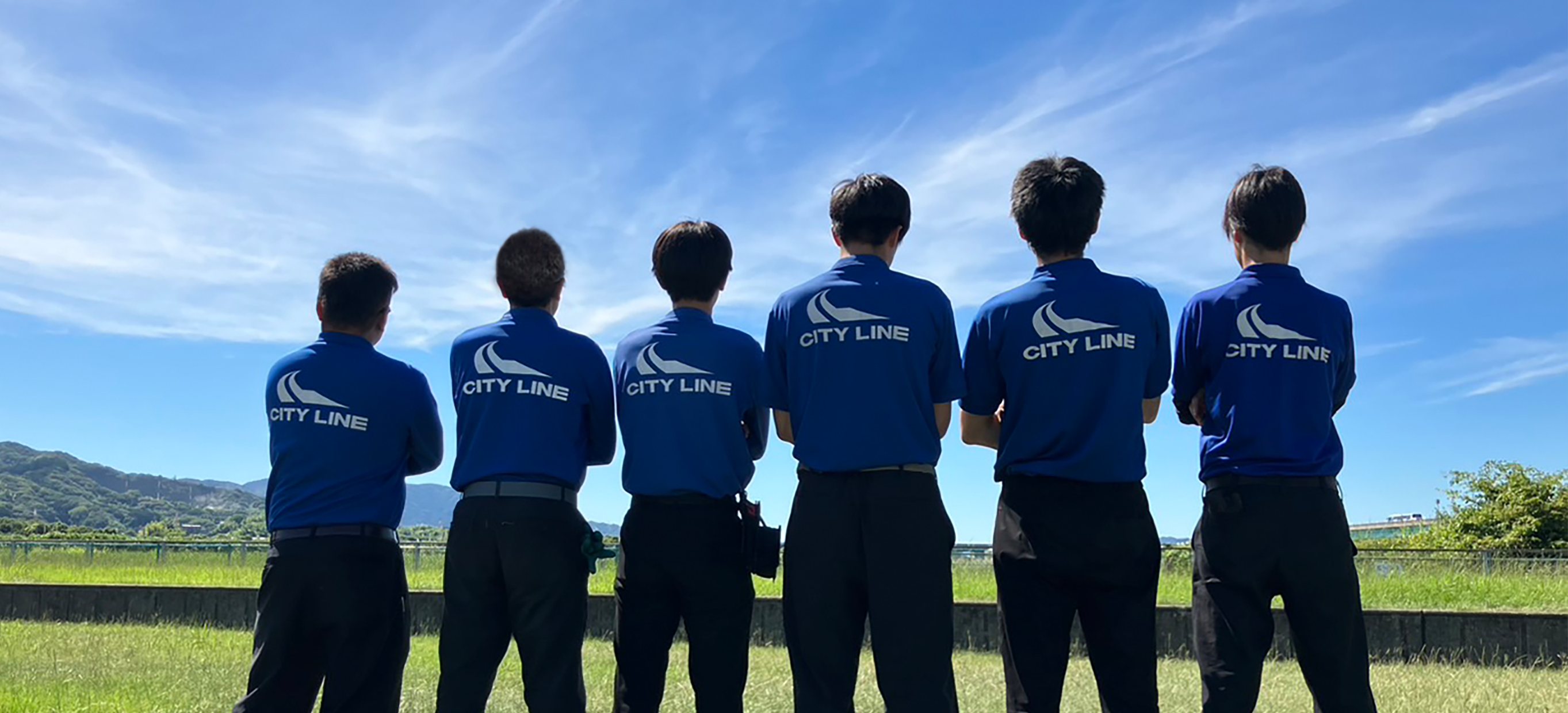 室内で円陣を組むスタッフの写真